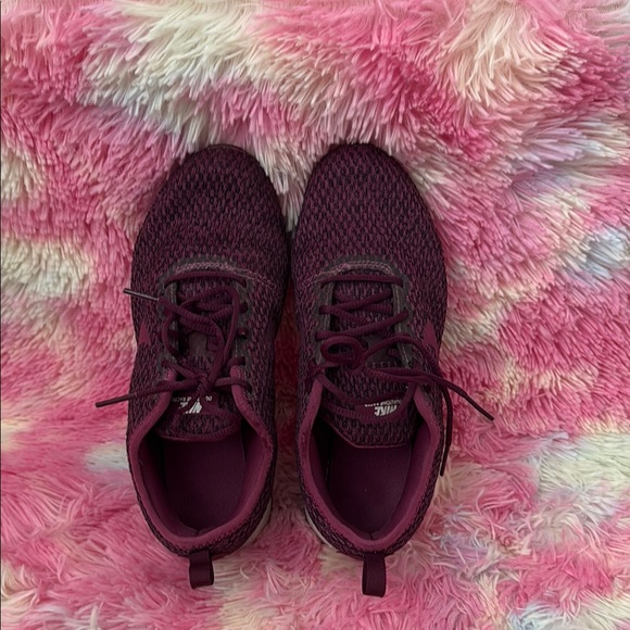 Nike Purple Sneakers Modern Athletic Design - Picture 3 of 5